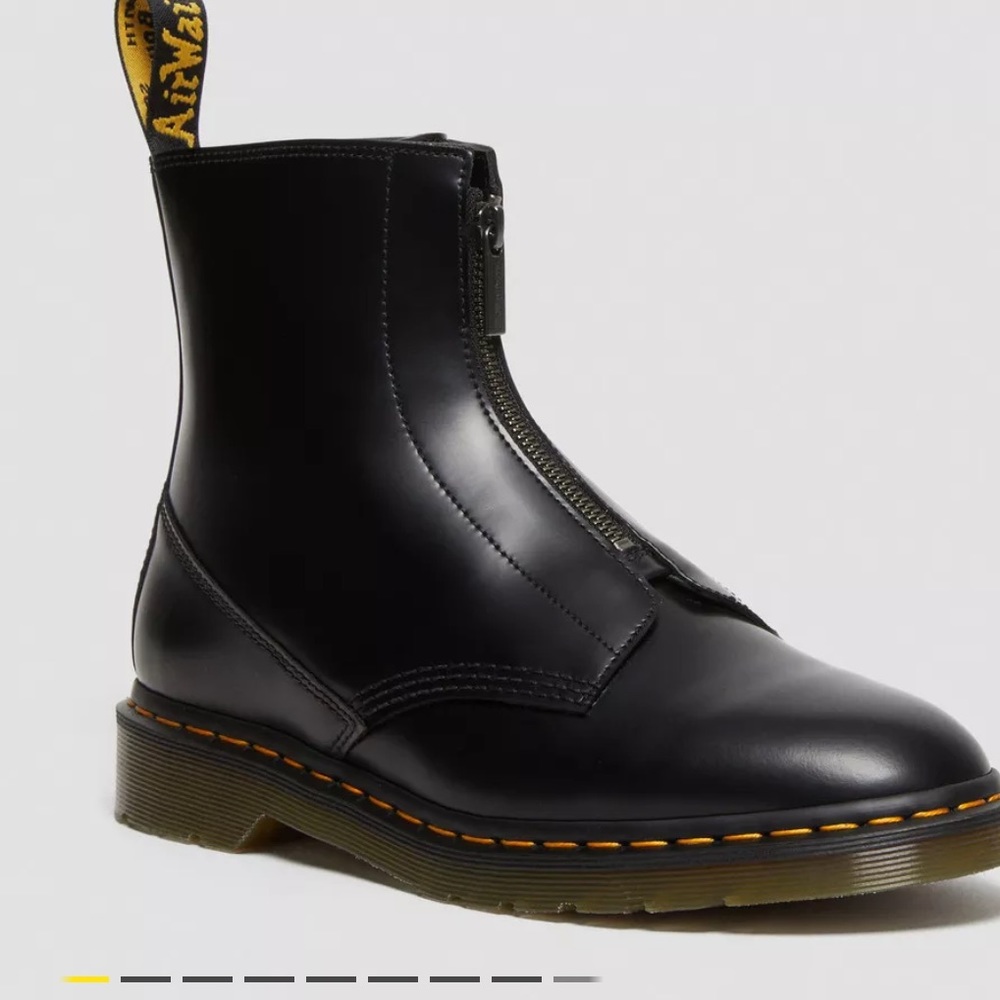 **NEW**Dr. Martens Black Leather Boots Cabbott
